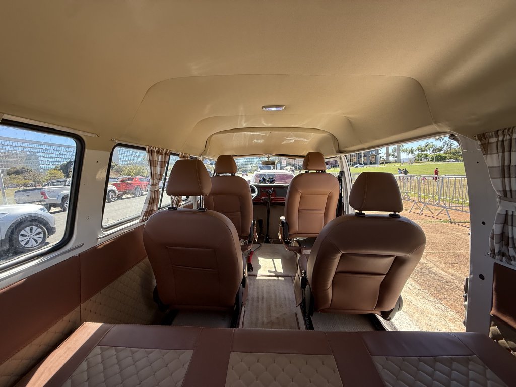Kombi retrô usada na experiência privativa por Brasília