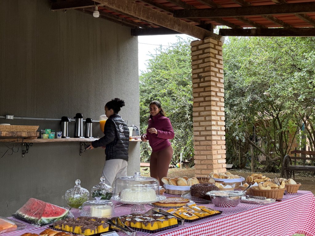 Mesa de café colonial com preparos artesanais na roça