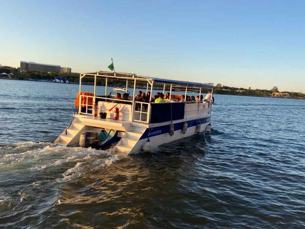 Passeio de barco pelo Lago Paranoá ao pôr do sol